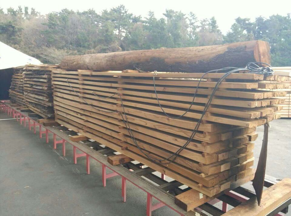 这是一家韩国政府的工厂使用我们『达意』真空碳化设备生产出来的板材，碳化过程的温度达到230度，木种为韩国的杉木，产品是用来作为桑拿浴里的墙板的。